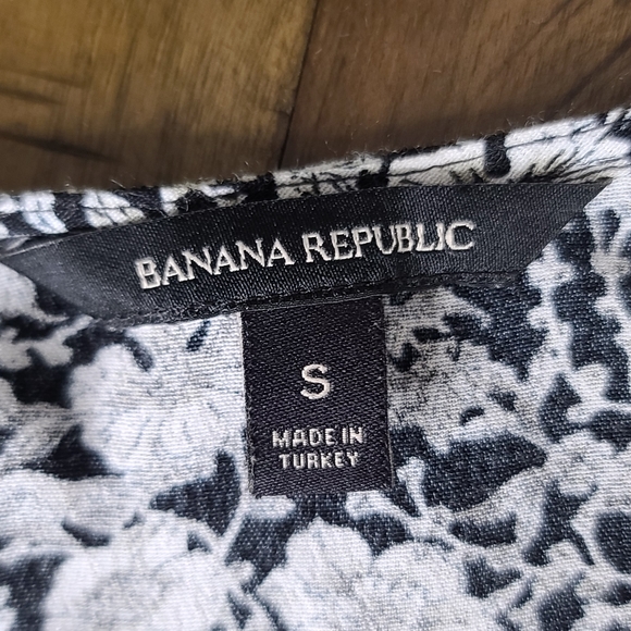 Banana Republic B & W Floral Blouse - Picture 7 of 7